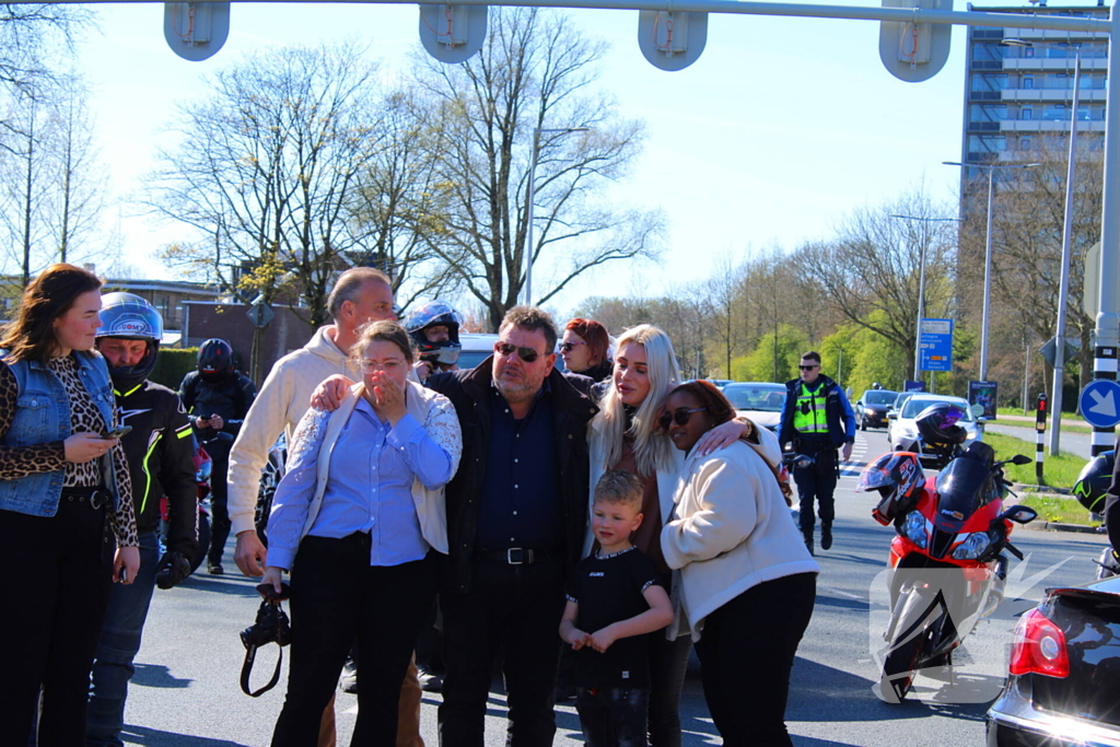 Bloemen gelegd tijdens herdenkingstocht voor overleden Jonathan (28)