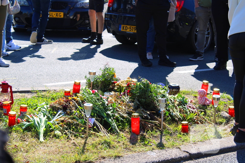 Bloemen gelegd tijdens herdenkingstocht voor overleden Jonathan (28)