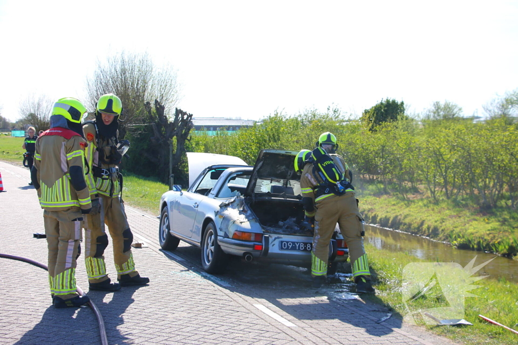Oldtimer beschadigd door brand