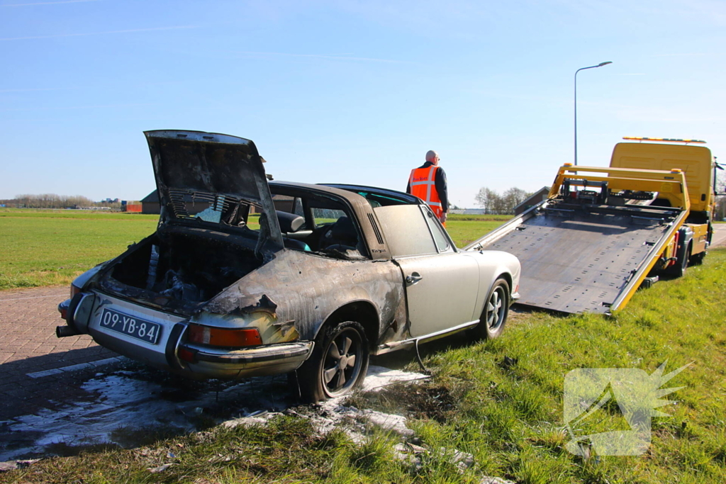 Oldtimer beschadigd door brand