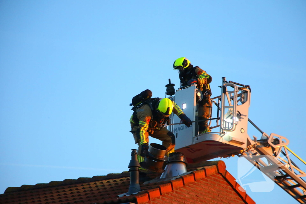 Brandweer dooft schoorsteenbrand