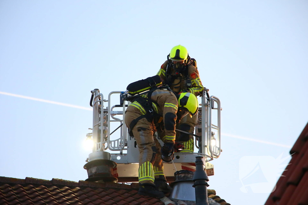 Brandweer dooft schoorsteenbrand