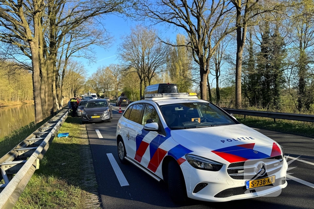 Veel schade bij kop-staartbotsing tussen drie voertuigen