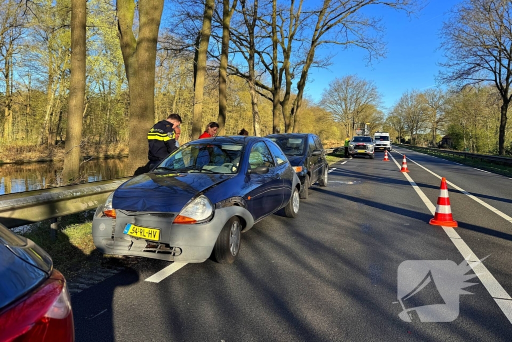Veel schade bij kop-staartbotsing tussen drie voertuigen