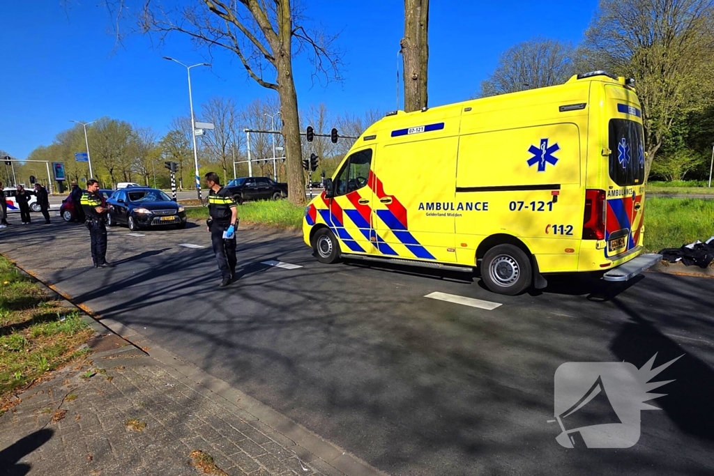 Fietser gewond bij aanrijding met auto, traumateam opgeroepen