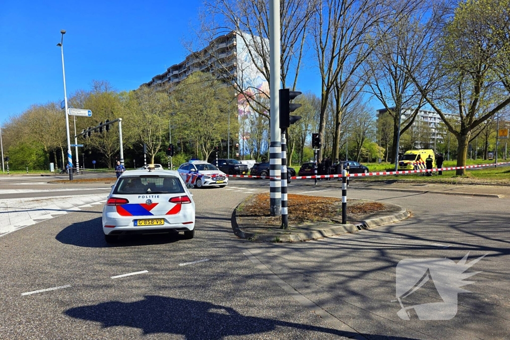 Fietser gewond bij aanrijding met auto, traumateam opgeroepen