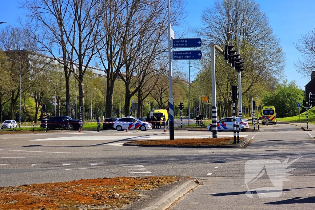 Fietser gewond bij aanrijding met auto, traumateam opgeroepen