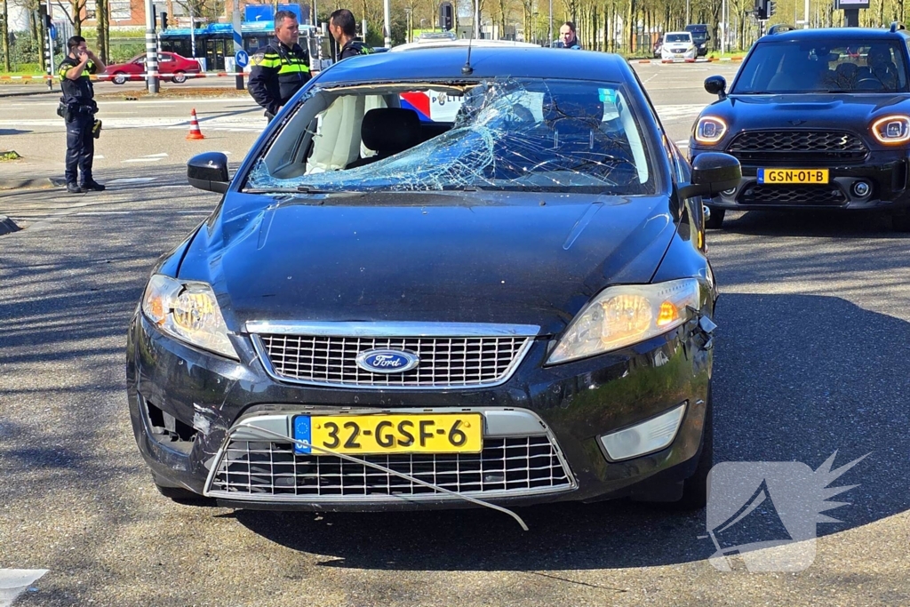 Fietser gewond bij aanrijding met auto, traumateam opgeroepen