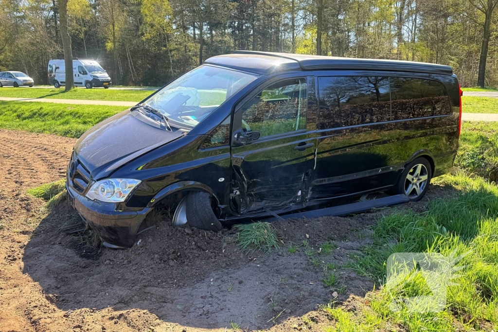 Camper belandt in weiland na aanrijding met personenauto
