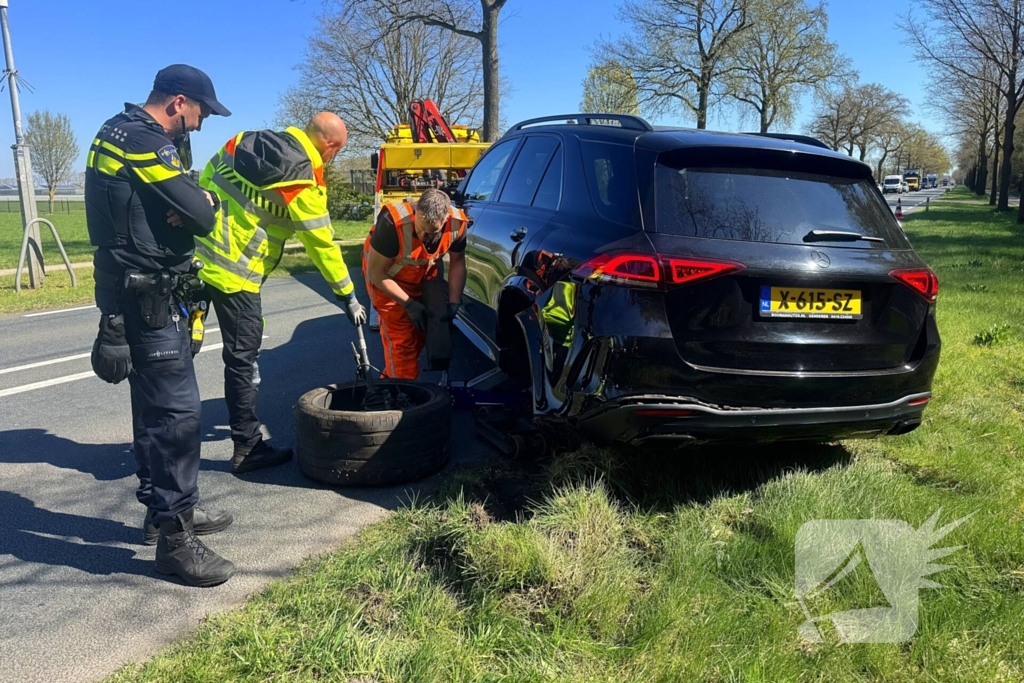 Camper belandt in weiland na aanrijding met personenauto