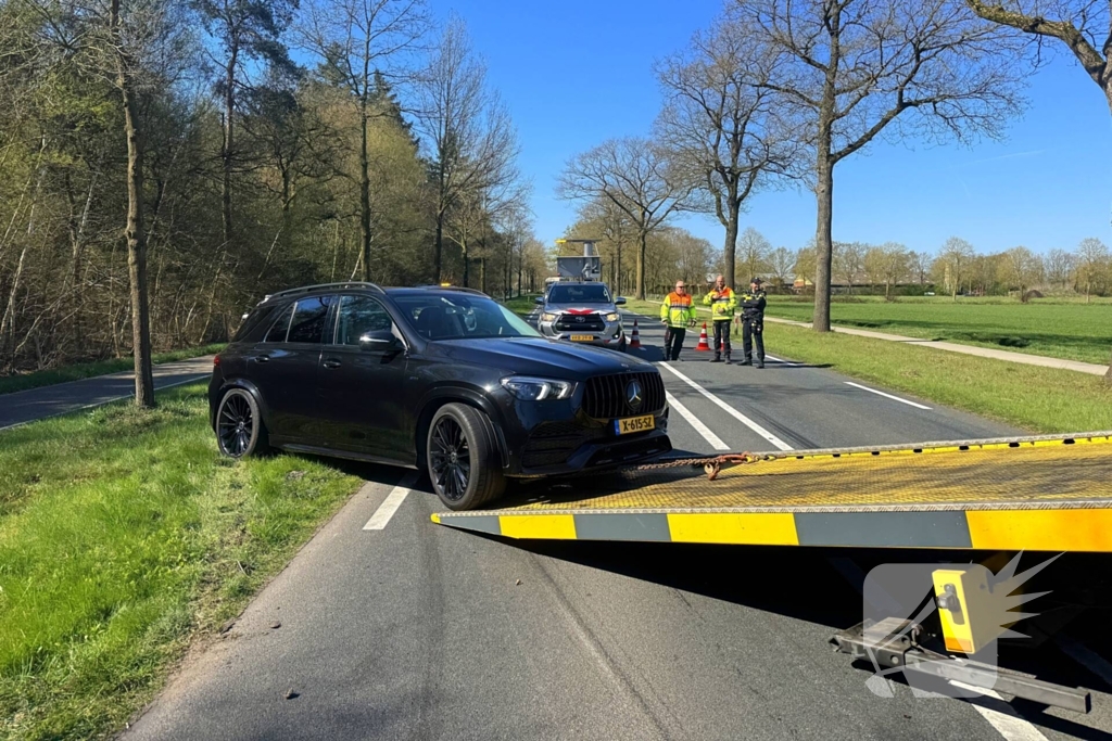Camper belandt in weiland na aanrijding met personenauto