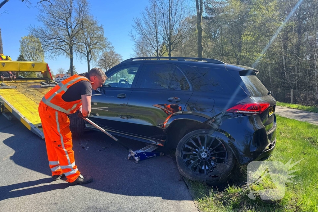 Camper belandt in weiland na aanrijding met personenauto