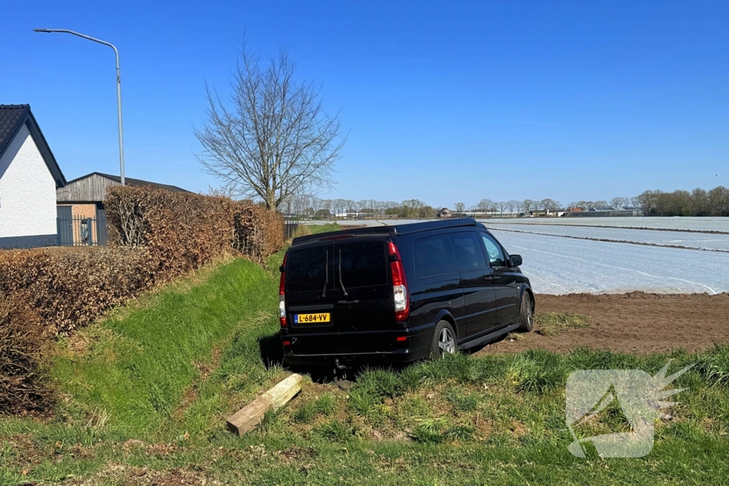 Camper belandt in weiland na aanrijding met personenauto