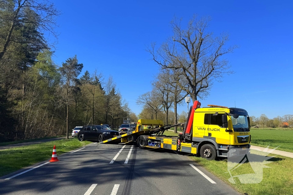 Camper belandt in weiland na aanrijding met personenauto