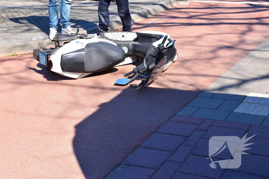 Scooterrijder en fietser botsen