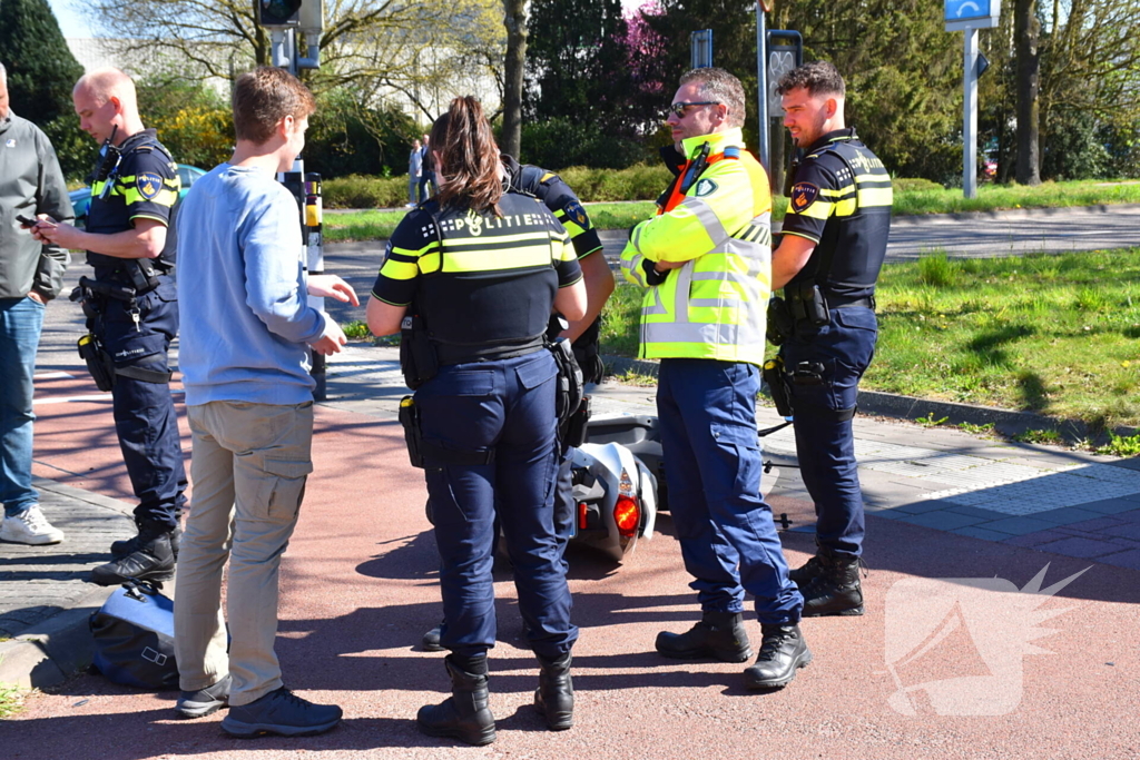 Scooterrijder en fietser botsen