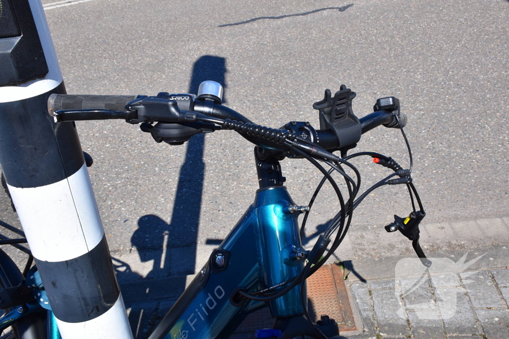 Scooterrijder en fietser botsen