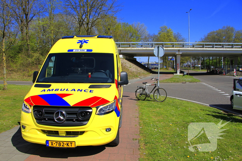Fietser komt ten val na aanrijding