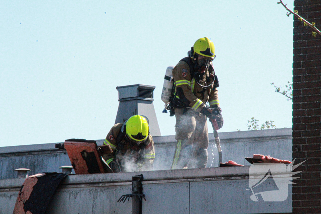 Brand op dak van onderwijsinstelling
