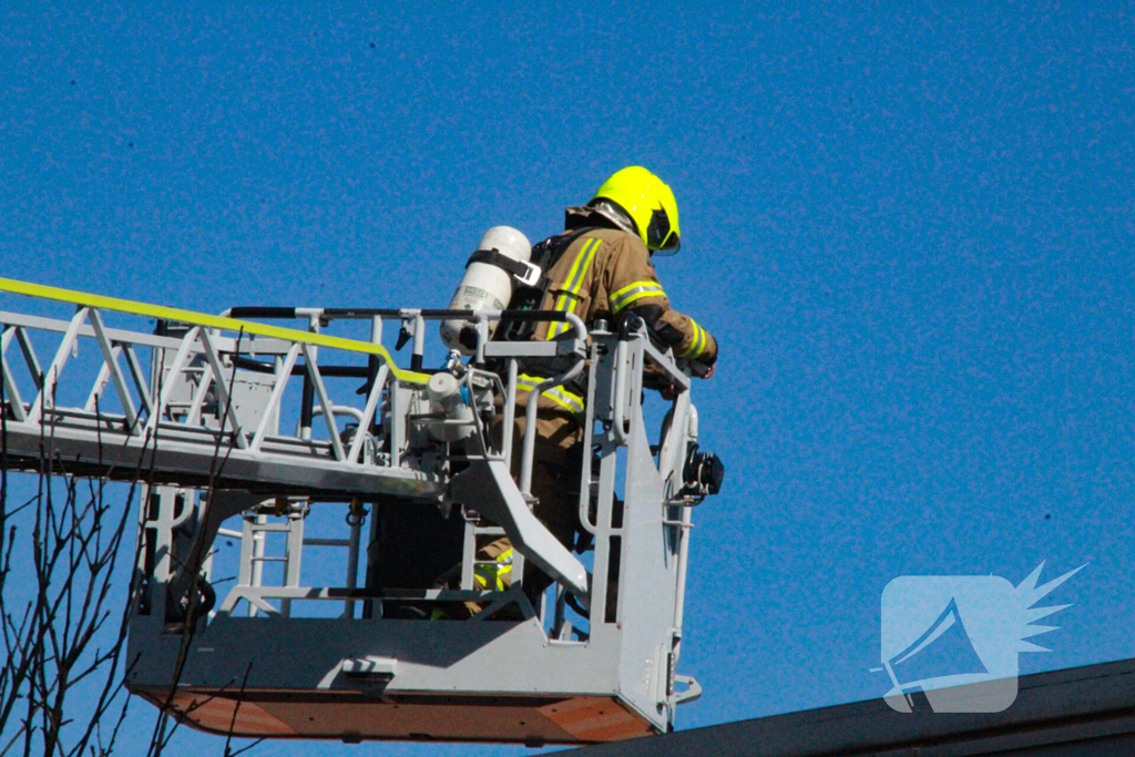 Brand op dak van onderwijsinstelling