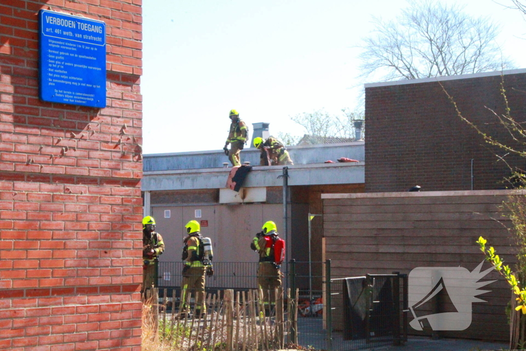 Brand op dak van onderwijsinstelling