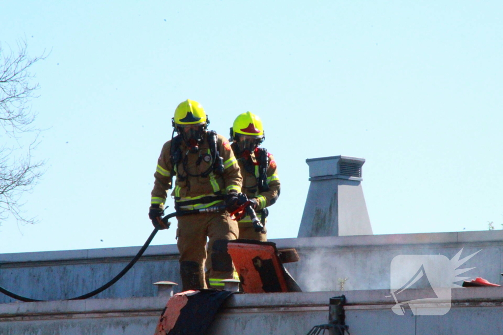 Brand op dak van onderwijsinstelling