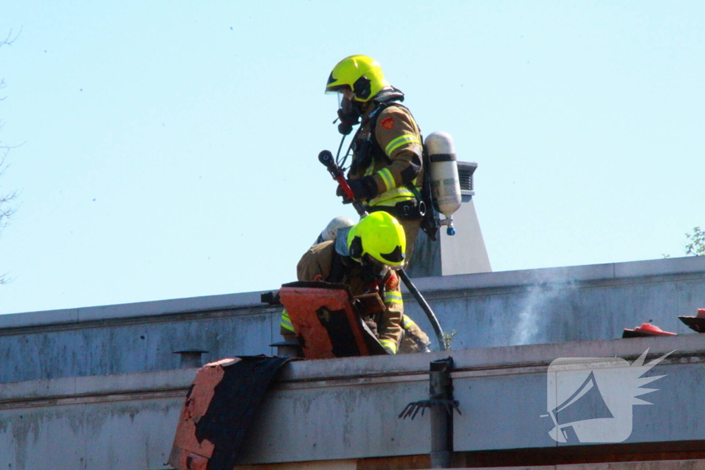 Brand op dak van onderwijsinstelling