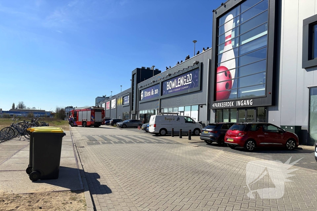 Brandweer ventileert bowlinghal na vreemde geur