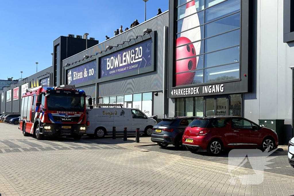 Brandweer ventileert bowlinghal na vreemde geur