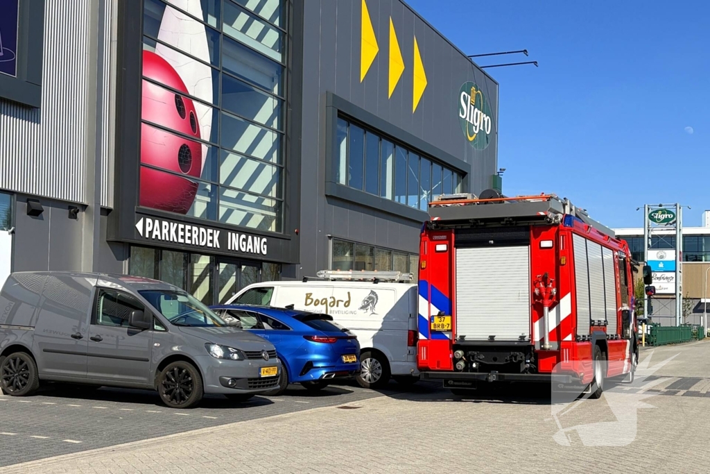 Brandweer ventileert bowlinghal na vreemde geur