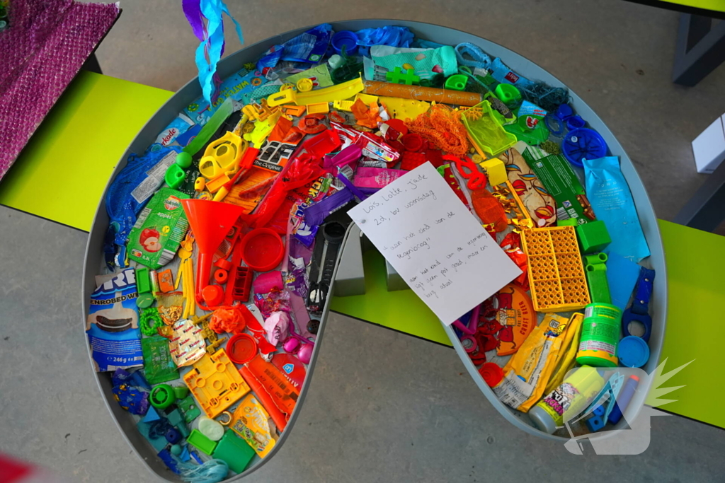 Wethouder onthult kunstwerken gemaakt van afval op straat