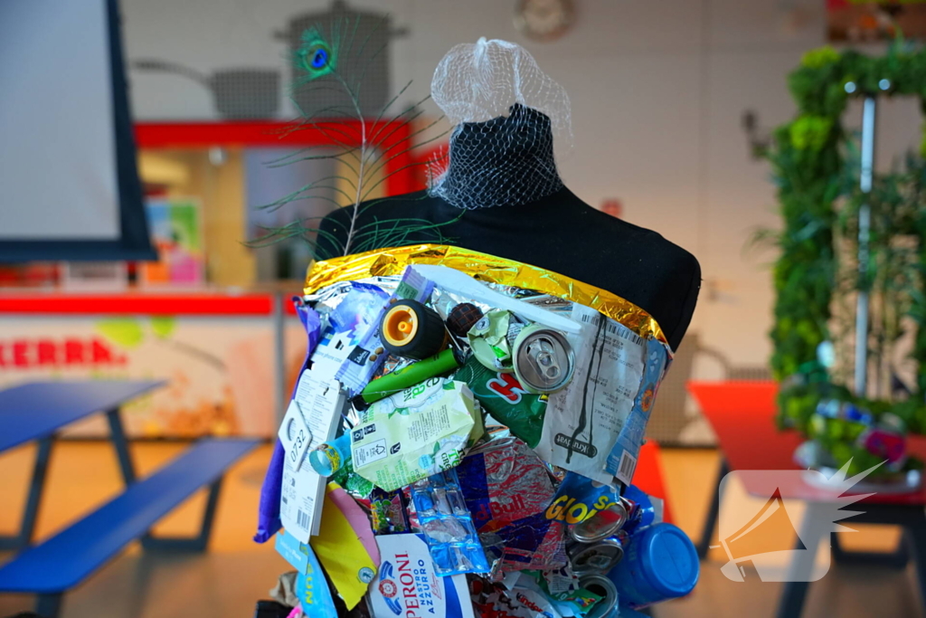 Wethouder onthult kunstwerken gemaakt van afval op straat