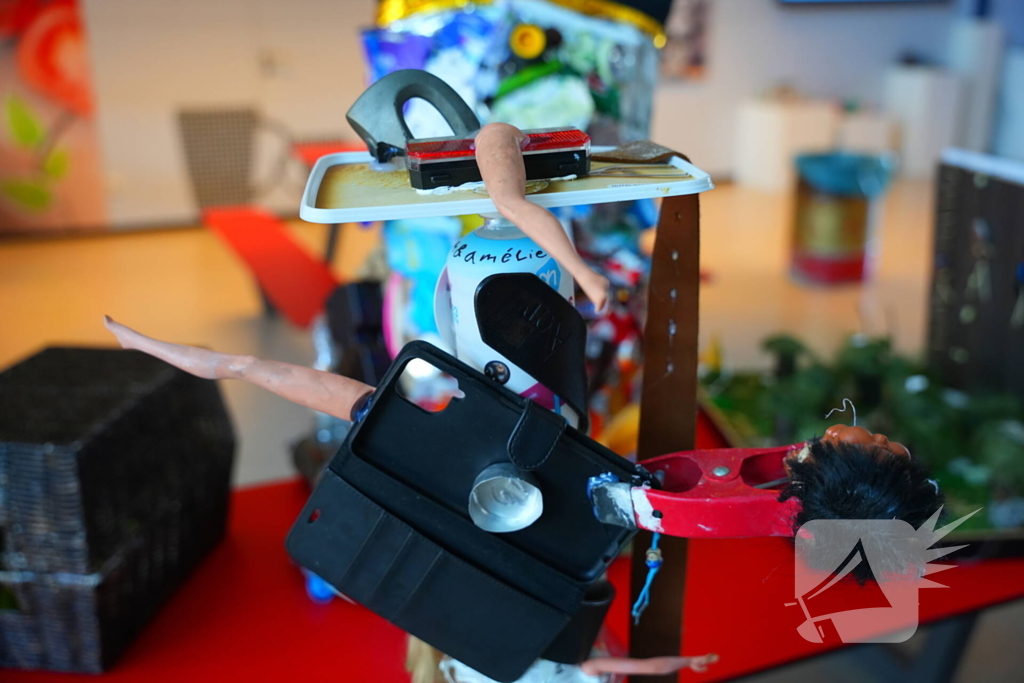 Wethouder onthult kunstwerken gemaakt van afval op straat