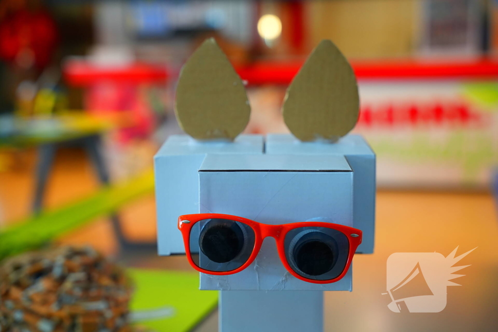 Wethouder onthult kunstwerken gemaakt van afval op straat