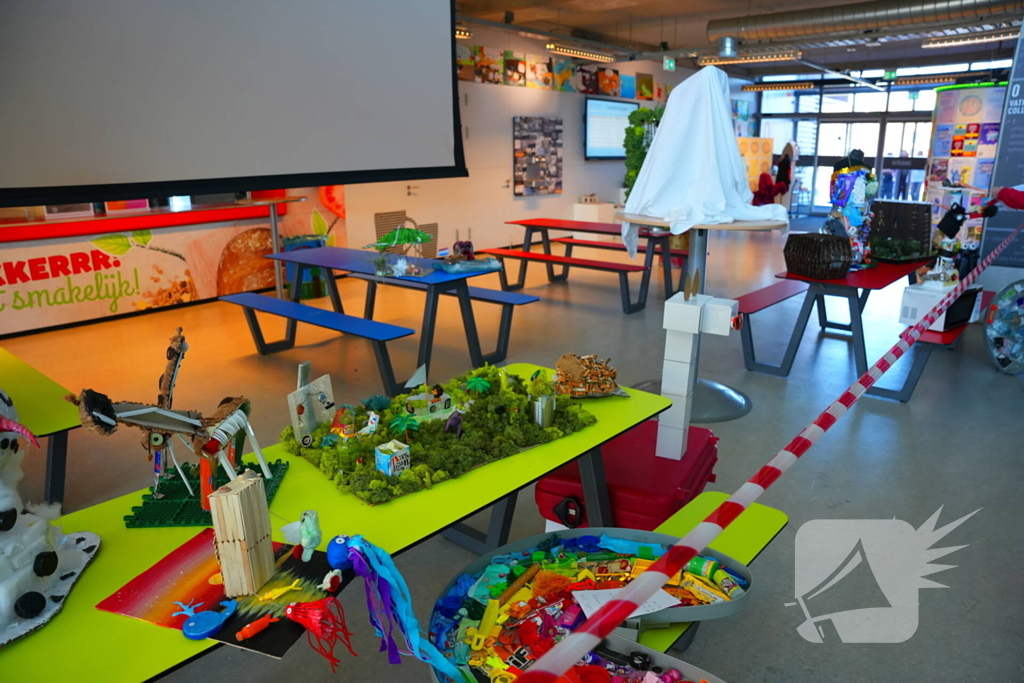 Wethouder onthult kunstwerken gemaakt van afval op straat