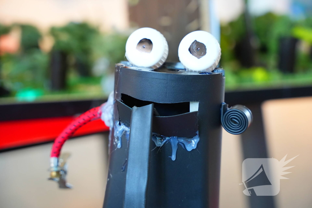 Wethouder onthult kunstwerken gemaakt van afval op straat