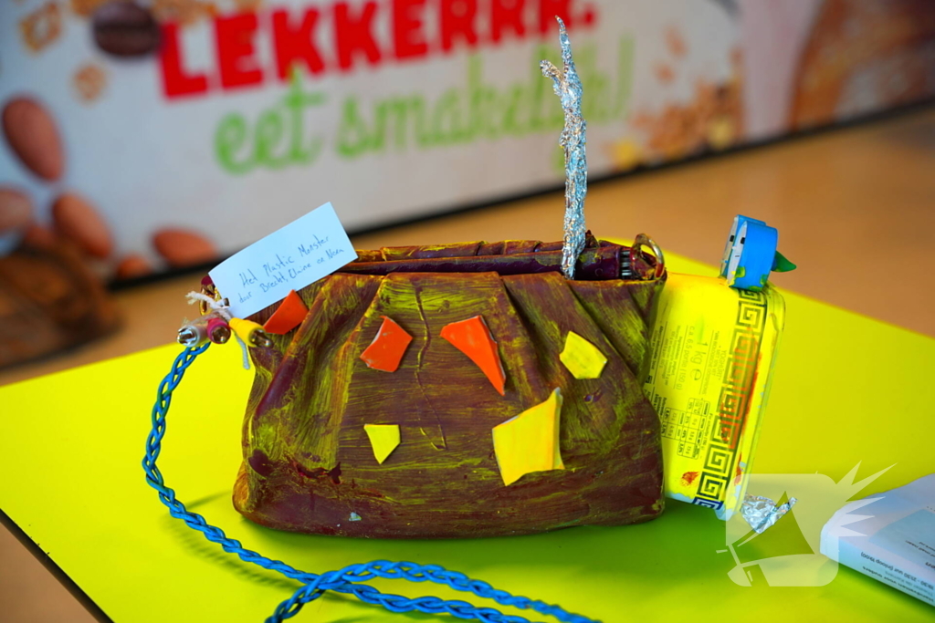 Wethouder onthult kunstwerken gemaakt van afval op straat