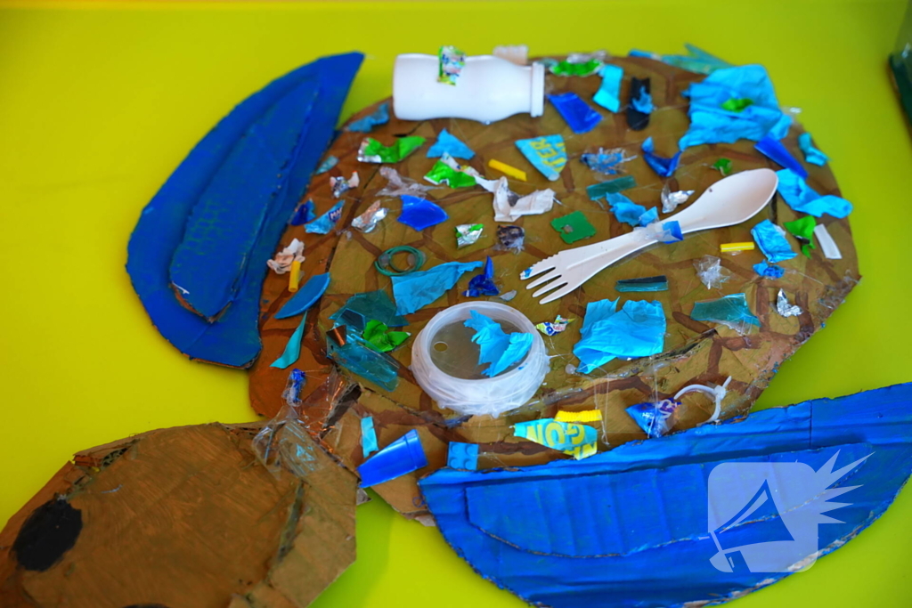 Wethouder onthult kunstwerken gemaakt van afval op straat