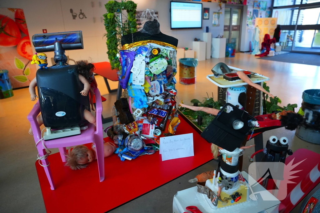 Wethouder onthult kunstwerken gemaakt van afval op straat