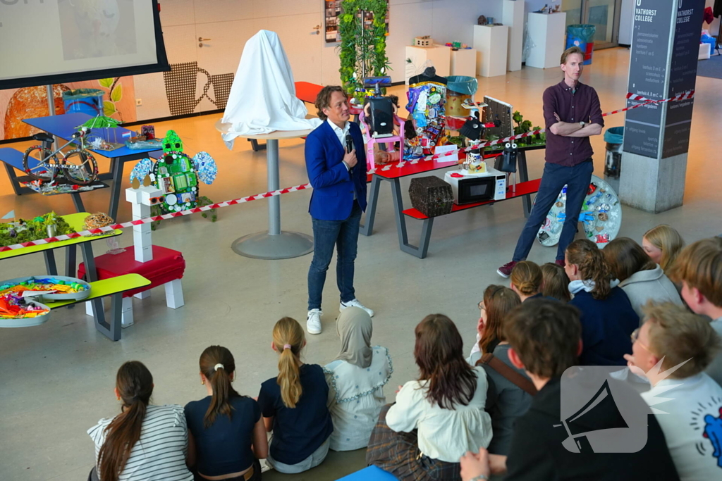 Wethouder onthult kunstwerken gemaakt van afval op straat