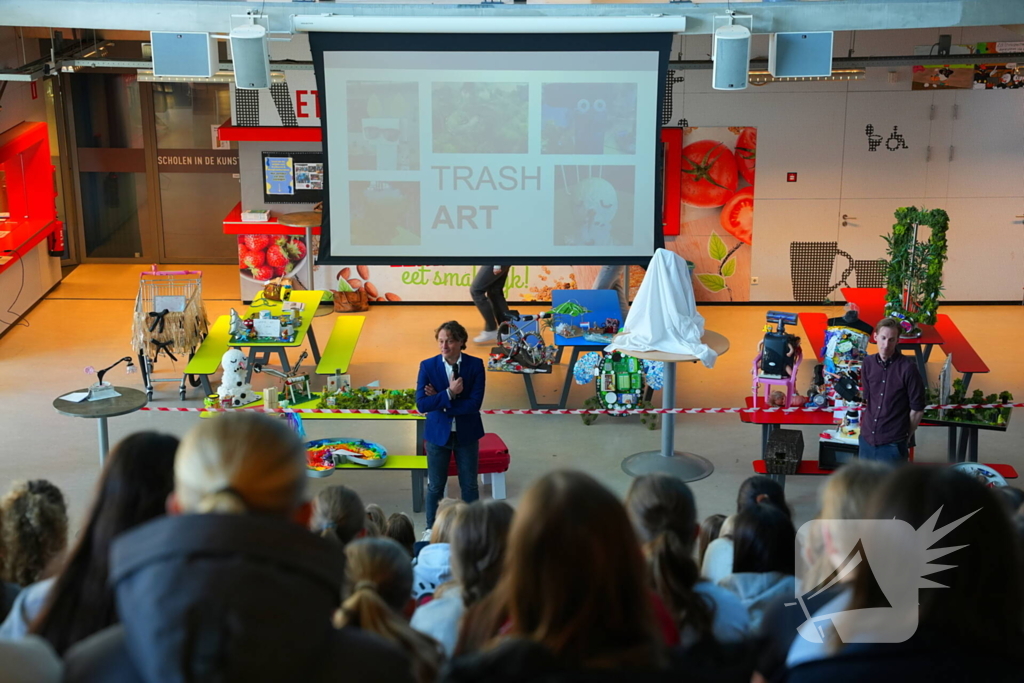 Wethouder onthult kunstwerken gemaakt van afval op straat