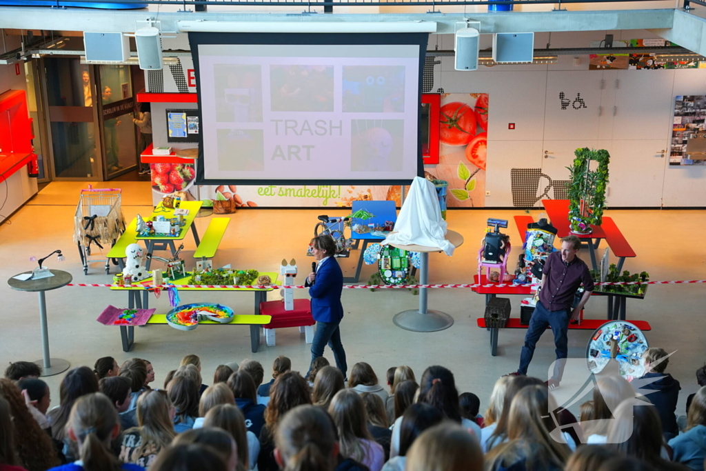 Wethouder onthult kunstwerken gemaakt van afval op straat