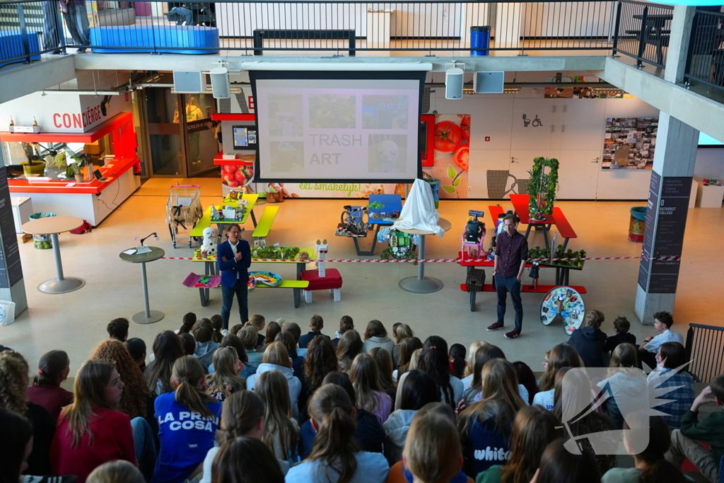 Wethouder onthult kunstwerken gemaakt van afval op straat