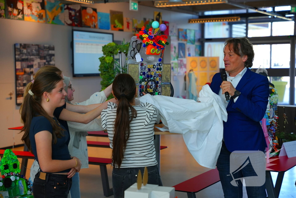 Wethouder onthult kunstwerken gemaakt van afval op straat