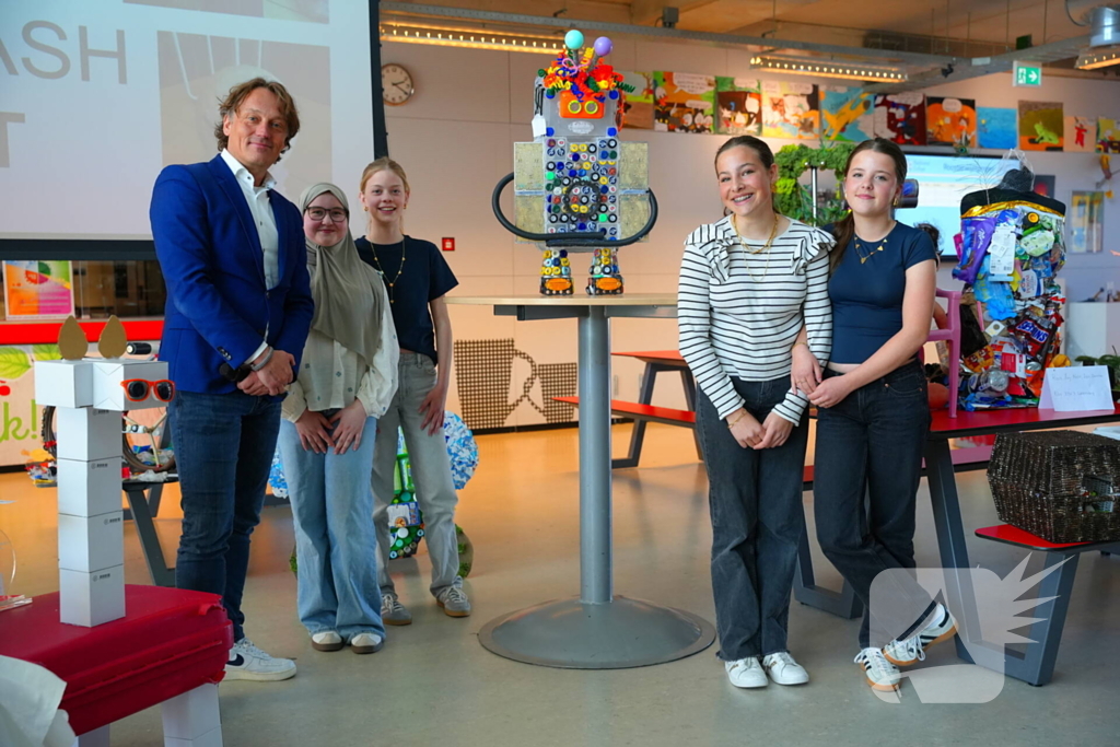 Wethouder onthult kunstwerken gemaakt van afval op straat