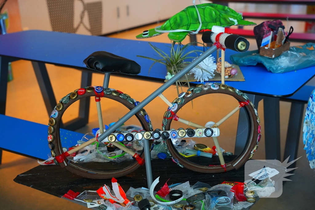 Wethouder onthult kunstwerken gemaakt van afval op straat