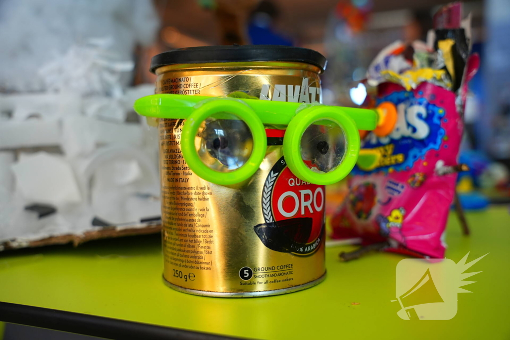 Wethouder onthult kunstwerken gemaakt van afval op straat