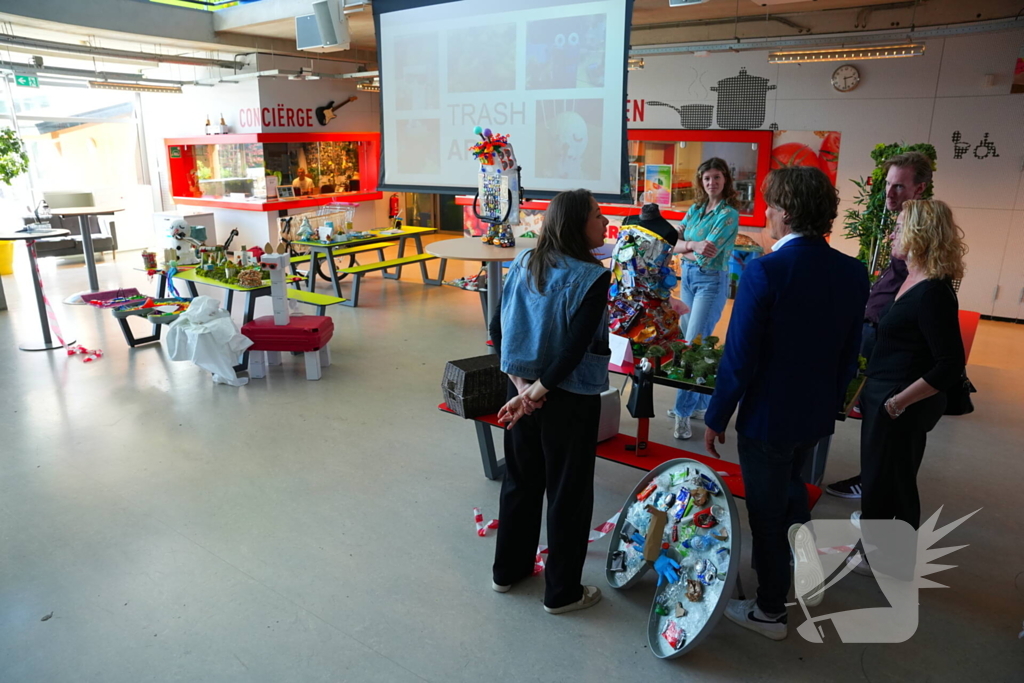 Wethouder onthult kunstwerken gemaakt van afval op straat