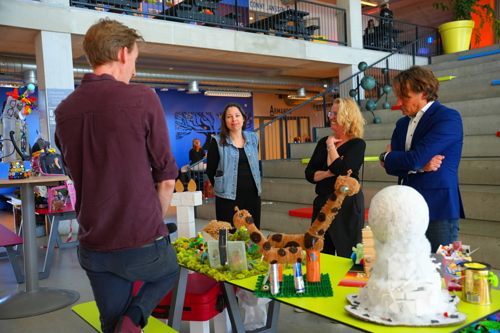 Wethouder onthult kunstwerken gemaakt van afval op straat