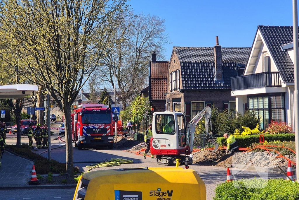 Brandweer schaalt op bij geraakte gasleiding